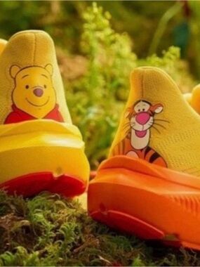 Men’s Size 9 runDisney Brooks Ghost 17 WTP Pooh & Tigger Running Shoes - NEW!!